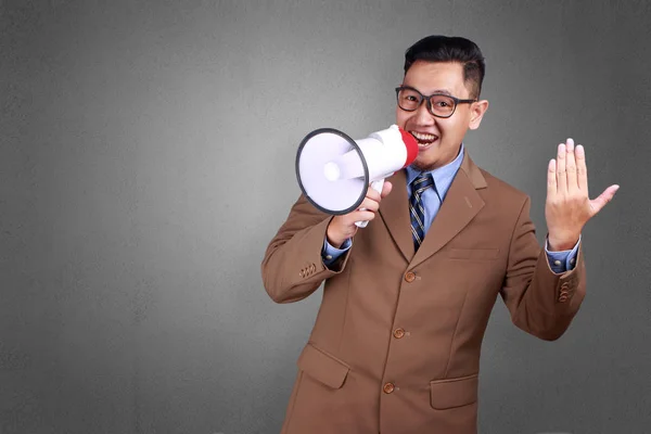 Jovem Empresário Asiático Vestindo Terno Usando Megafone Gritando Sorrindo Feche — Fotografia de Stock