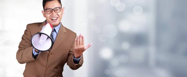 Jovem Empresário Asiático Vestindo Terno Usando Megafone Gritando Sorrindo Feche — Fotografia de Stock