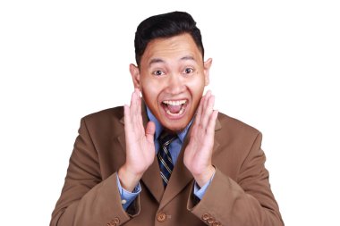 Beyaz izole zor gülüyor gülümseyen komik şirin Asyalı işadamı portresi