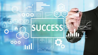 İş kavramı. Sanal ekran üzerinde başarı sözcükleri yazma iş adamı. Modern metin tipografi tasarım