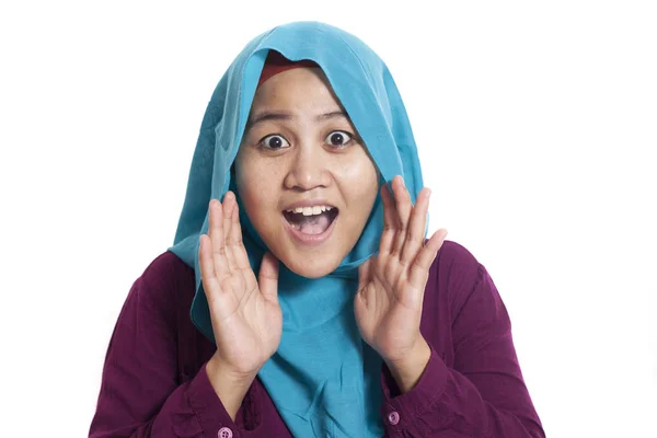 Porträt Der Schönen Asiatischen Muslimischen Frau Trägt Hijab Überrascht Mit — Stockfoto