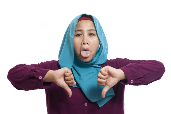 亚洲穆斯林妇女身穿蓝色头巾 大拇指向下的手势 失望的表情 被隔离在白色 关闭头部和肩部 — 图库照片