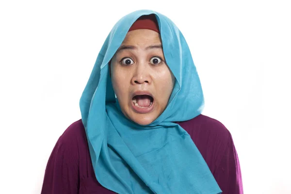 Портрет Красивой Азиатской Мусульманки Носящей Хиджаб Потрясенный Открытым Ртом Изолированный — стоковое фото