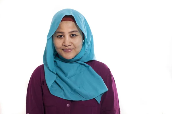 Portret Van Mooie Moslimvrouw Dragen Hijab Lachend Geïsoleerde Witte Achtergrond — Stockfoto