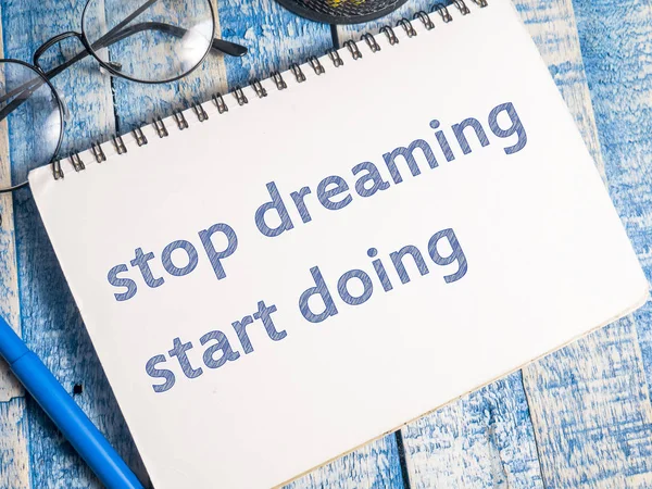 Stop Dreaming Start Doing Citas Motivacionales Negocios Tipografía Palabras Top — Foto de Stock