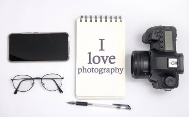 Fotoğraf kavramı, en iyi görünüm düz düzen fotoğrafçı masada çalışıyor seviyorum. DSLR fotoğraf makinesi ile acımak telefon defter ve gözlük
