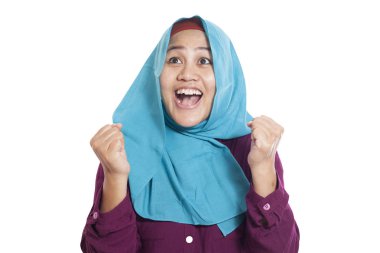 Başarı kazanan zafer jest gösterilen hijab giyen güzel Müslüman işkadını beyaz izole portresi