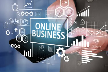 İş eğitim kavramı. İşadamı onun tablet üzerinde online iş düğmesini tıklatın. e öğrenme metin tipografi tasarım
