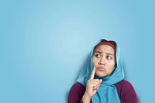 亚洲穆斯林妇女身穿蓝色头巾 思维表达 复制空间 超过蓝色背景 关闭头部和肩部 — 图库照片