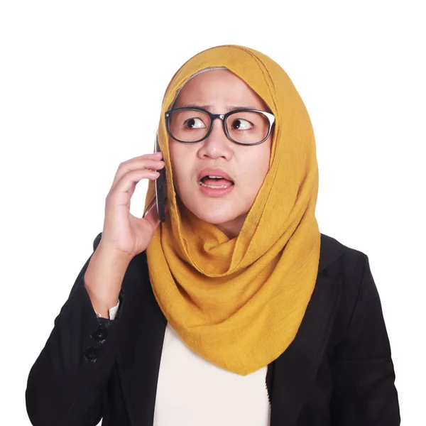 Mladých Asijských Podnikatelka Mluvit Pomocí Telefonu Překvapený Výraz Zblízka Tělo — Stock fotografie