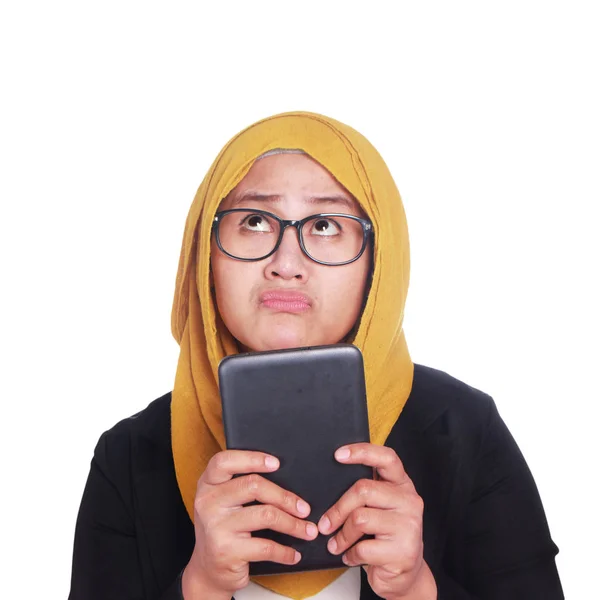 Ung Asiatisk Forretningskvinde Holder Tablet Tænker Udtryk Tæt Kropsportræt Isoleret - Stock-foto