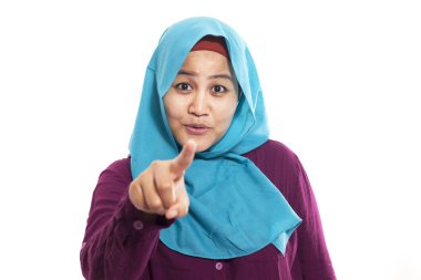 Sen kavramı, yüz, tarih seçici odak gözle istiyorum işe seçme kameraya dönük ve gülümseyen hijab giyen güzel Müslüman kadın portresi üzerine beyaz izole