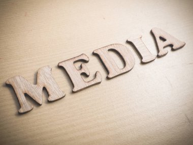 Medya, internet sosyal medya motivasyon ilham verici tırnak, tipografi kavramı yazı ahşap kelime
