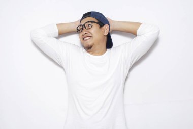 Fotoğraf resim Asyalı gencin mutlu görünüyordu düşünme ve bakılması, ellerinizi başınızın iyi fikir sahip olmak koyun. Yarım vücut portre beyaz duvara