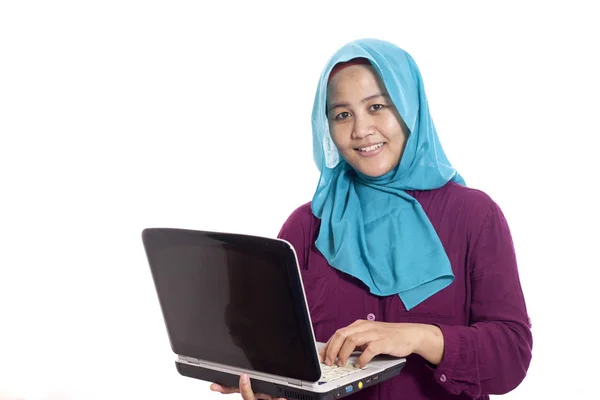 Beyaz Izole Onu Laptop Yazarken Gülümseyen Hijab Giyen Mutlu Başarılı — Stok fotoğraf