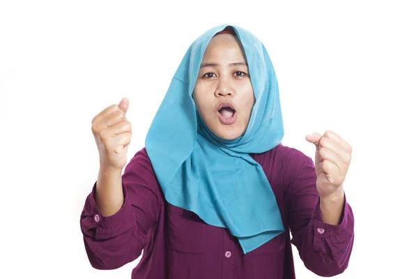 成功的肖像美丽的穆斯林女商人戴头巾显示赢得胜利手势隔离白色 — 图库照片