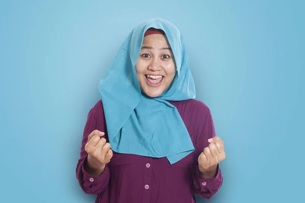 성공의 Gesturover 보여주는 Hijab를 이슬람 사업가 — 스톡 사진