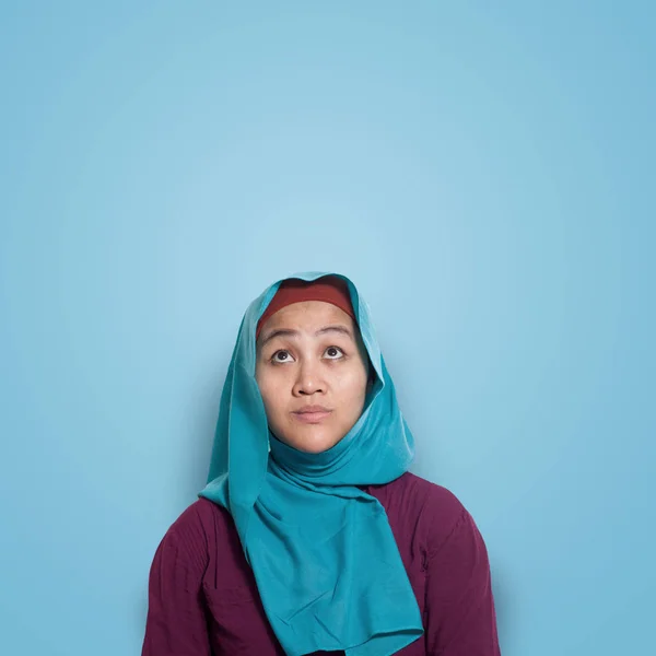 Azjatycka Muzułmanka Sobie Niebieski Hidżab Myślenia Wyrażenie Miejsce Niebieskim Tle — Zdjęcie stockowe