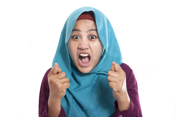 愤怒的穆斯林女商人戴头巾疯狂的疯狂姿态画像 — 图库照片