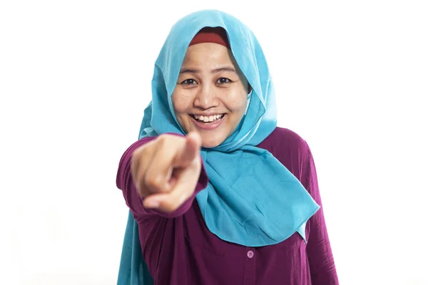 Porträtt Vackra Muslimsk Kvinna Som Bär Hijab Ler Och Pekar — Stockfoto