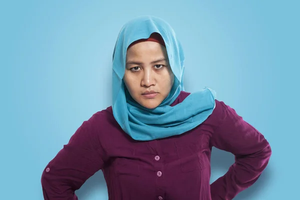 Potret Marah Cemberut Bahagia Perempuan Muslim Sinis Pengusaha Dengan Tangan — Stok Foto