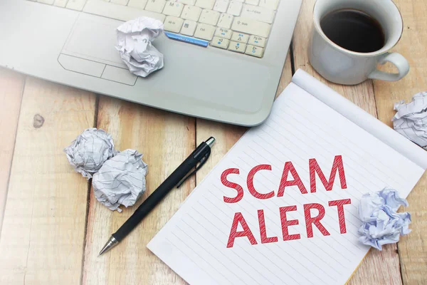 Scam Alert Internet Citações Fraudulentas Palavras Tipografia Vista Superior Lettering — Fotografia de Stock