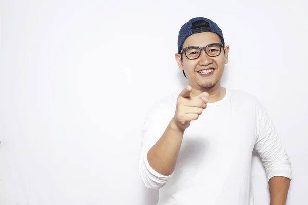 Joven Hombre Asiático Con Gafas Camisa Blanca Sombrero Apuntando Hacia — Foto de Stock