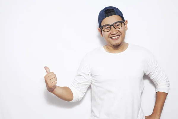 年轻的亚裔男子穿着白色衬衫微笑 显示和指向他身边的东西 反对白色墙壁与复制空间 特写身体肖像 — 图库照片