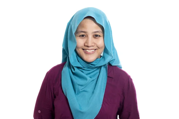 Retrato Bela Mulher Muçulmana Vestindo Hijab Sorrindo Sobre Fundo Branco — Fotografia de Stock