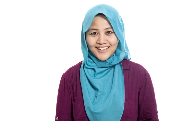 Портрет Красивої Мусульманки Хіджабі Посміхаючись Над Ізольованим Білим Тлом — стокове фото
