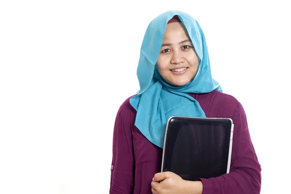 Beyaz Izole Onu Laptop Yazarken Gülümseyen Hijab Giyen Mutlu Başarılı — Stok fotoğraf
