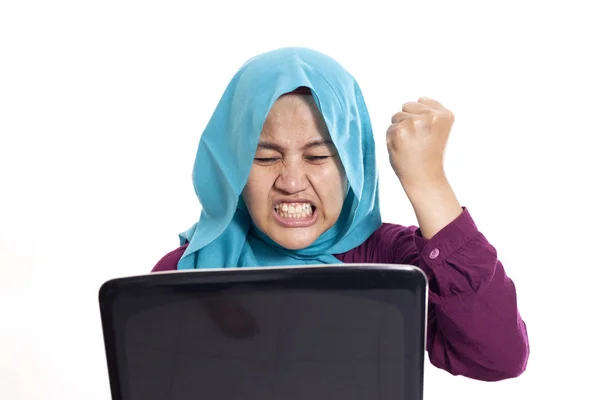Retrato Empresária Muçulmana Vestindo Hijab Usando Laptop Com Estresse Chocado — Fotografia de Stock
