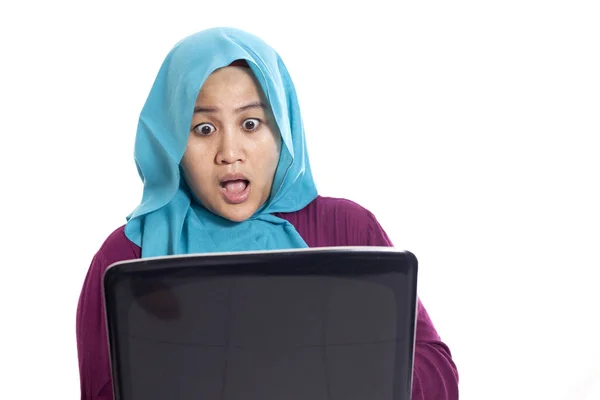 Retrato Empresária Muçulmana Vestindo Hijab Usando Laptop Com Gesto Expressão — Fotografia de Stock