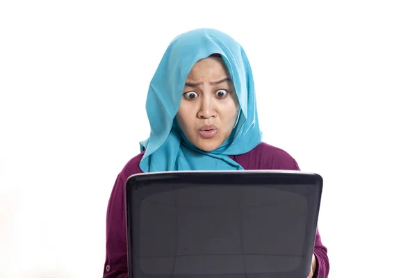 Retrato Empresária Muçulmana Vestindo Hijab Usando Laptop Com Gesto Expressão — Fotografia de Stock