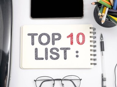 Top 10 listesi, iş motivasyonel ilham verici tırnak, tipografi üstten görünüm kavramı harflerle kelimeler