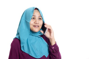 İfade gülümseyen, evet genç Asya iş kadını. Vücut portre kadar kapatın. Beyaz izole