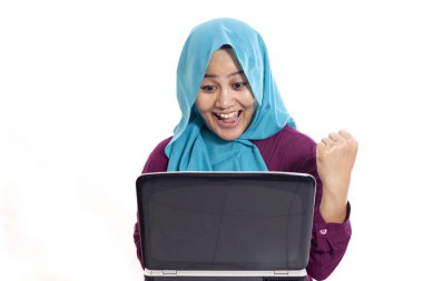 Müslüman işkadını beyaz izole şok sürpriz heyecanlı yüz ifadesi hareketi ile dizüstü bilgisayar kullanarak hijab giyen portresi