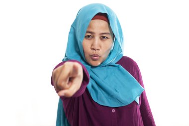 Sen kavramı, yüz, tarih seçici odak gözle istiyorum işe seçme kameraya dönük ve gülümseyen hijab giyen güzel Müslüman kadın portresi üzerine beyaz izole