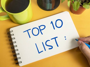 Top 10 listesi, iş motivasyonel ilham verici tırnak, tipografi üstten görünüm kavramı harflerle kelimeler
