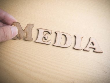 Medya, internet sosyal medya motivasyon ilham verici tırnak, tipografi kavramı yazı ahşap kelime