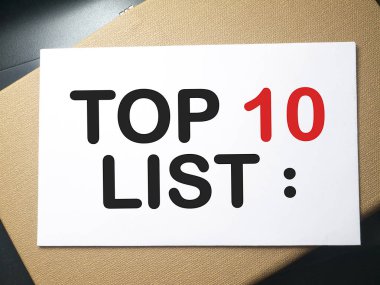 Top 10 listesi, iş motivasyonel ilham verici tırnak, tipografi üstten görünüm kavramı harflerle kelimeler
