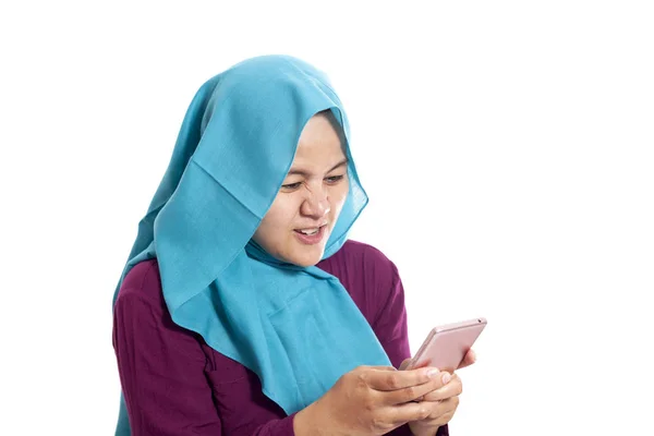 Portræt Smuk Ung Asiatisk Muslimsk Kvinde Vred Når Læser Dårlige - Stock-foto