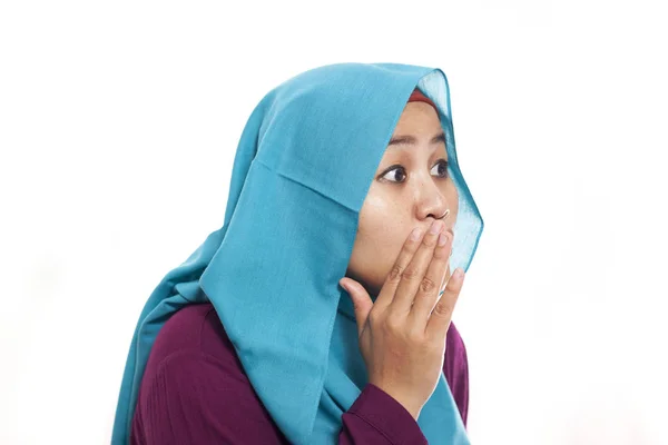 白で隔離ジェスチャーをささやきヒジャーブを着ているアジアのイスラム教徒の女性の肖像画 — ストック写真