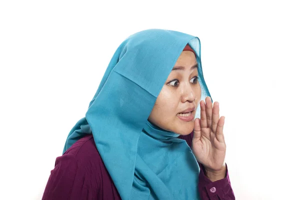 Ritratto Donna Musulmana Asiatica Che Indossa Hijab Sussurrando Gesto Isolato — Foto Stock