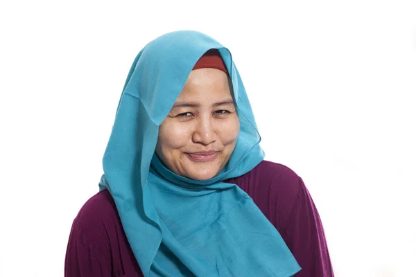 Retrato Bela Mulher Muçulmana Vestindo Hijab Sorrindo Tímido Sobre Fundo — Fotografia de Stock