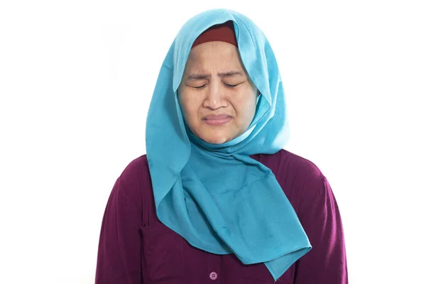 Porträt Einer Traurigen Asiatischen Muslimischen Frau Die Isoliert Auf Weiß — Stockfoto