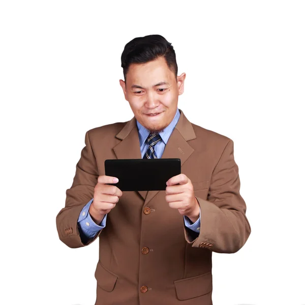 Портрет Счастливого Молодого Азиатского Бизнесмена Играющего Своем Планшете Просматривающего Хорошие — стоковое фото