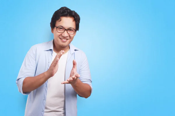 Retrato Joven Asiático Exitoso Aplaudiendo Las Manos Contra Fondo Azul — Foto de Stock