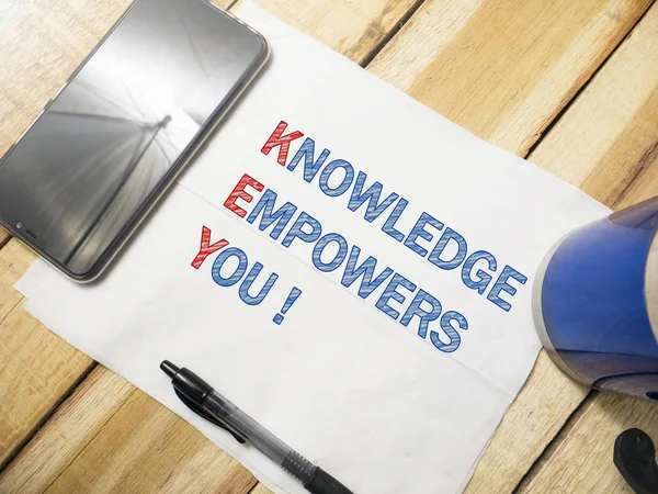 Ключевые Слова Knowledge Empowers You Бизнес Мотивация Рациональные Цитаты Типография — стоковое фото