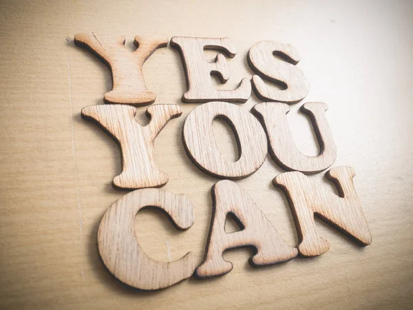 Yes You Can Motivierende Inspirierende Zitate Hölzerne Wörter Typografie Schriftzug — Stockfoto